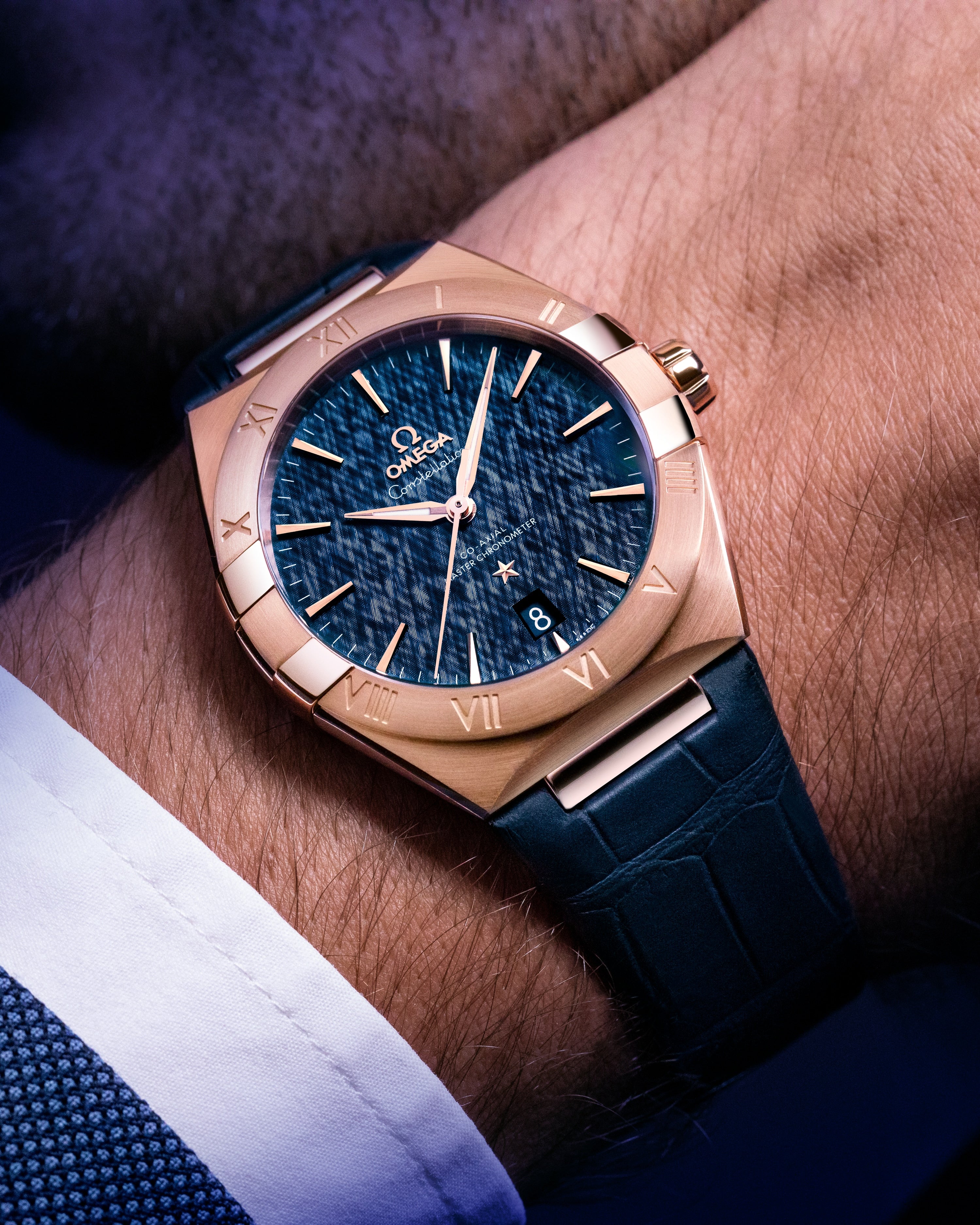 OMEGA 131.53.39.20.03.001 CONSTELLATION 39 mm, Sedna™ gold on leather strap - Image 3